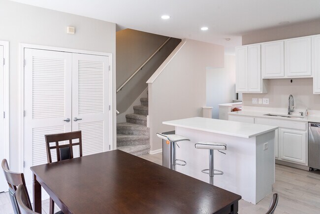 Foto del edificio - 706 W Evergreen Ave