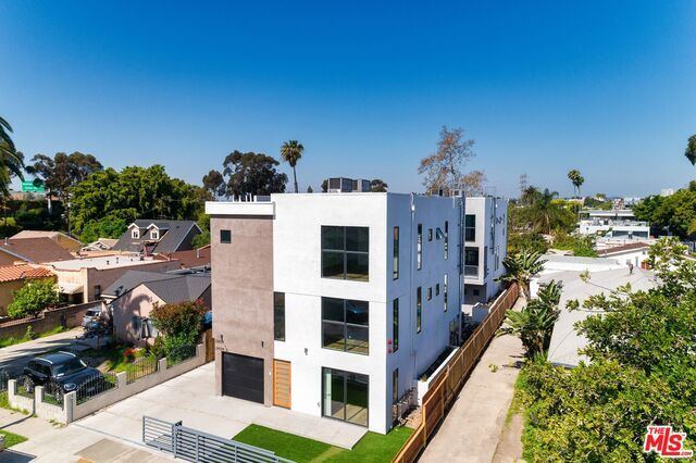 Building Photo - 2411 Carmona Ave