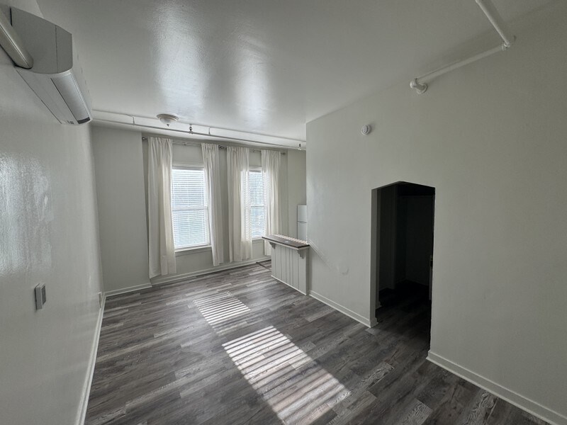 Foto del edificio - 876 E 1st Ave