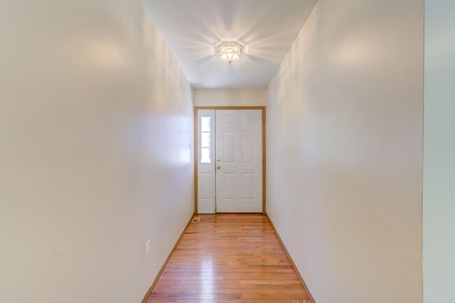 Building Photo - 650 Top Notch Ln