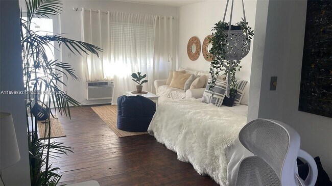 Foto del edificio - 7440 Byron Ave