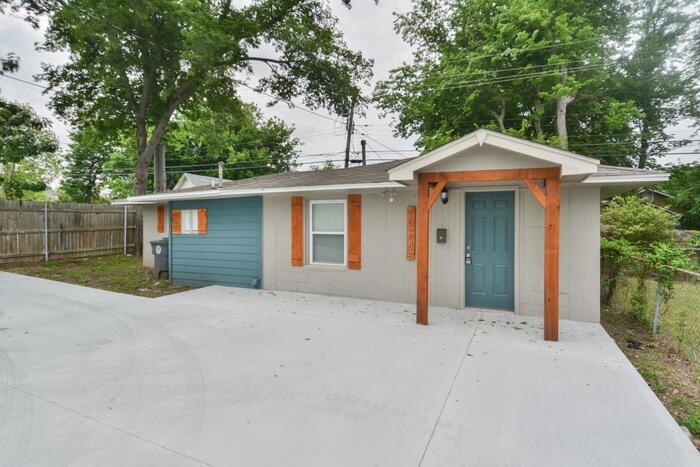 Foto principal - 1/1 Retreat! Very Spacious Open Floor Plan!