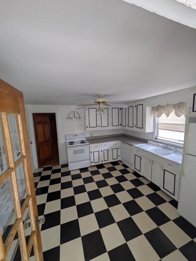 Kitchen - 33 Englewood Ave