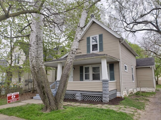 Building Photo - Nice 4 bedroom colonial with covered front...