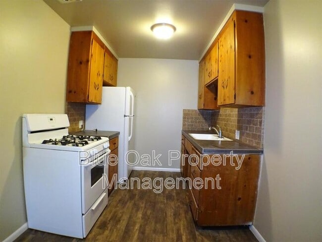 Building Photo - 275 E 19th St