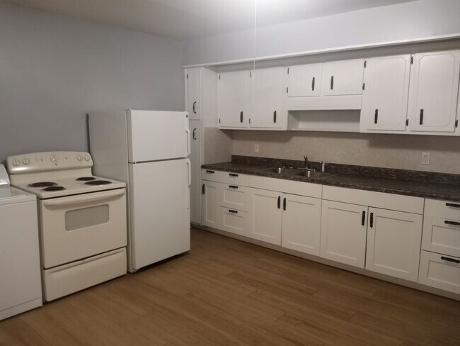 Building Photo - 2 bedroom Bungalow!