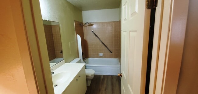 Main Bath - 1000 Beck St