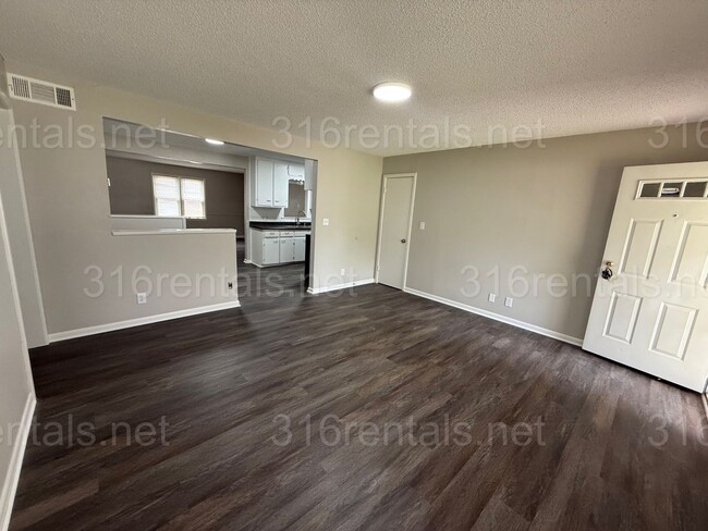 Building Photo - $1345 - 4 bedroom / 2 bathroom - Beautiful...