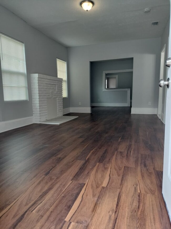 Building Photo - Discover Your Perfect 3 Bedroom 2 Bath Ren...