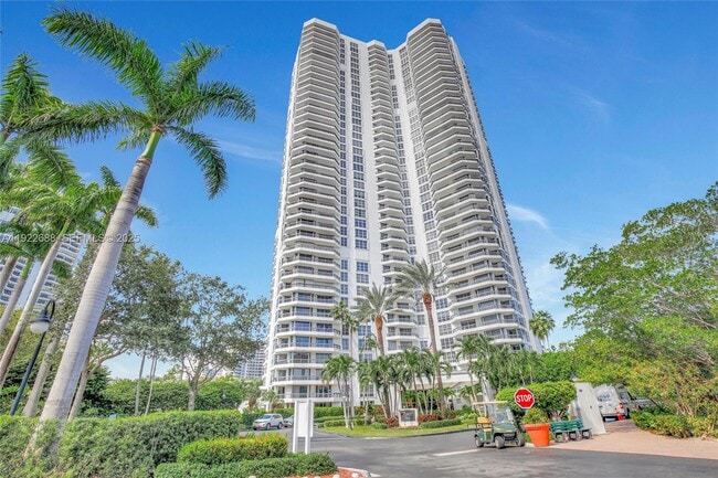 Foto del edificio - 3500 Mystic Pointe Dr
