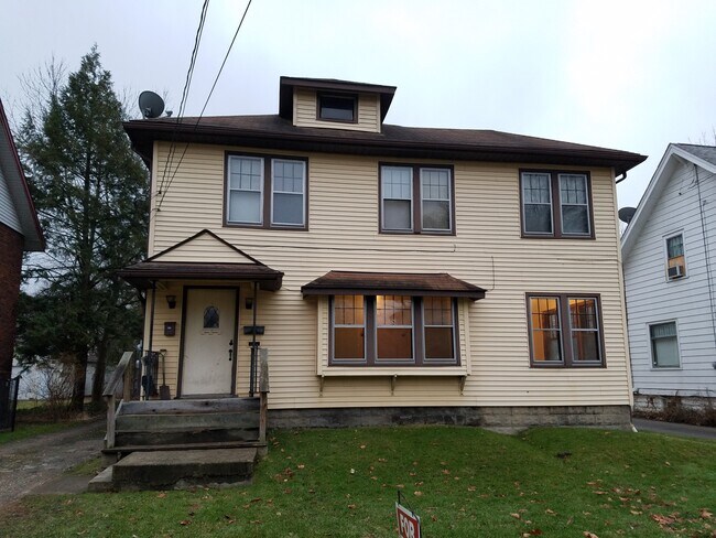 Foto del edificio - 819 Kinsman St NW