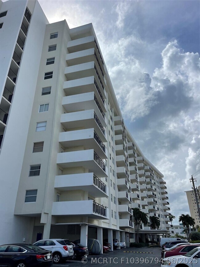 Foto del edificio - 401 Golden Isles Dr