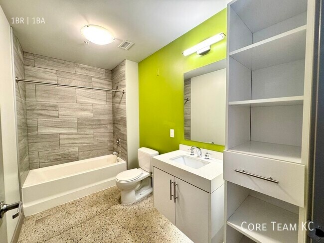 Foto del edificio - 306 E. 12th St.-612