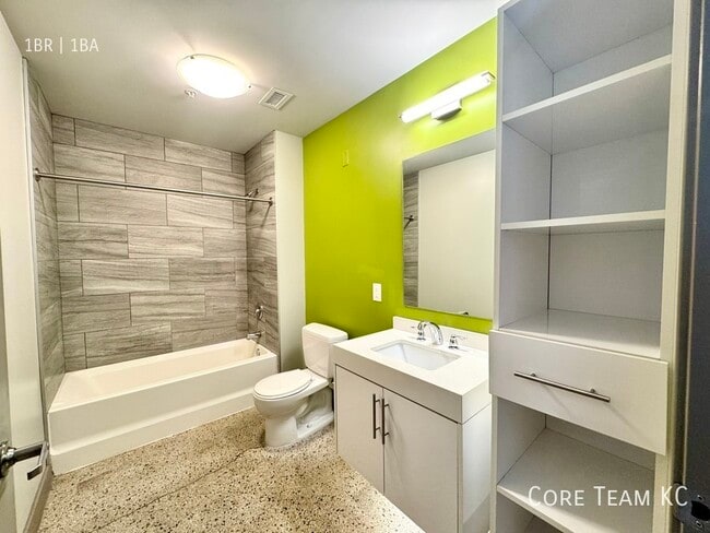 Building Photo - 306 E 12th St