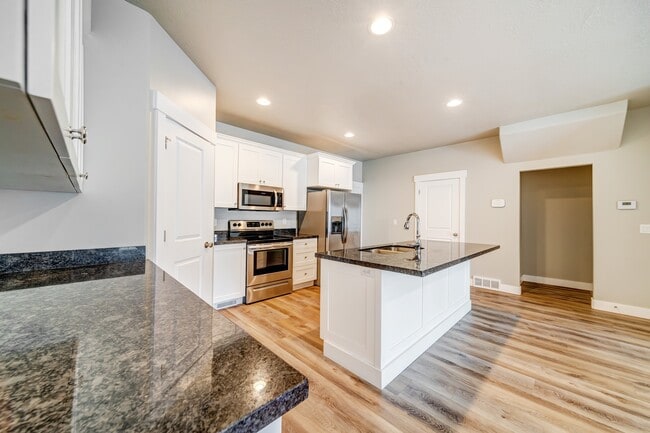 Building Photo - 4423 W Glendon Dr