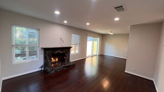 Building Photo - Newly updated 3-bedroom, 2.5-bath Hampton ...