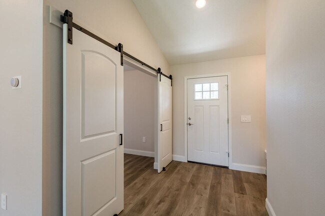 Foto del edificio - 1/2 MONTH FREE! NEW 3 bed / 2 bath / Offic...
