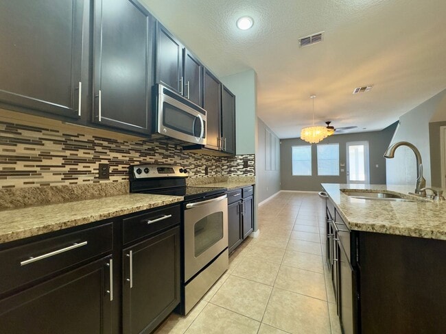 Building Photo - 2 Bedroom, 2.5 Bath Townhome in Winter Gar...