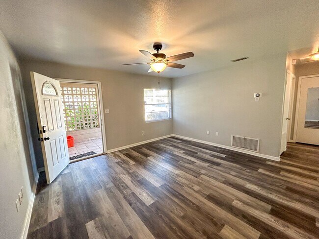 Foto del edificio - Fully Renovated 2/1 at 3723 NW 45th St Unit A