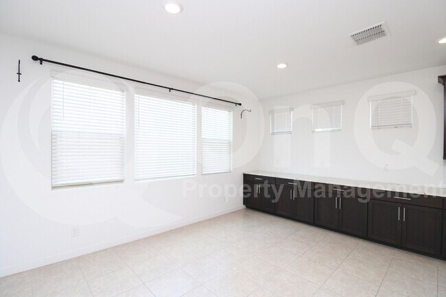 Foto del edificio - 1130 E Armstrong Wy
