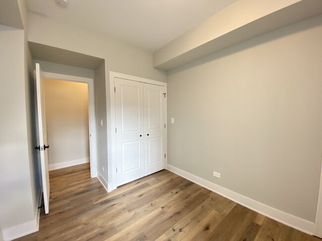 Building Photo - 2650 W 21st Plz