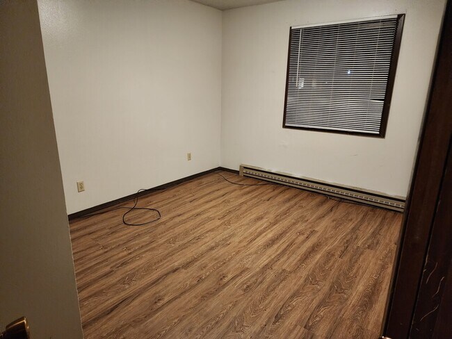 Building Photo - Colonial Apartments