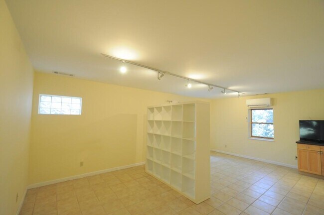 Building Photo - 1332 Normandy Dr NE