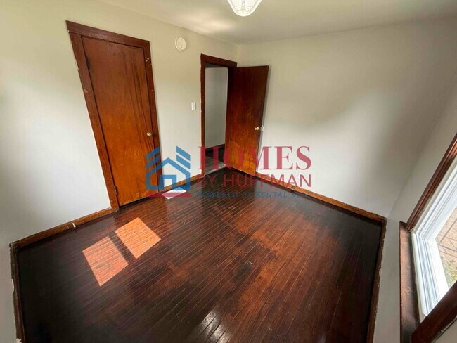 Building Photo - 2 Bedroom House | Fenced Back Yard |