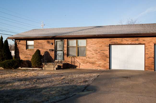 Building Photo - 302 E Boulevard St