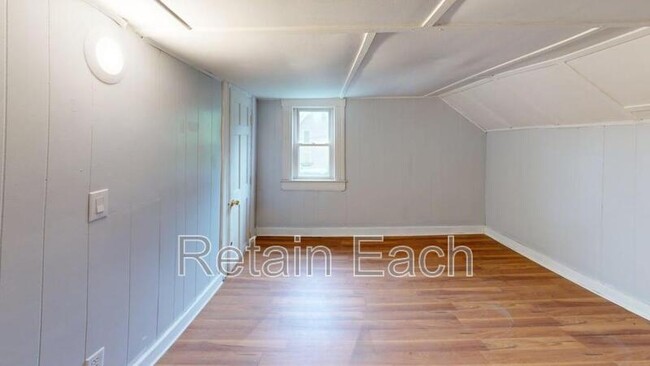 Building Photo - 128 Huron St
