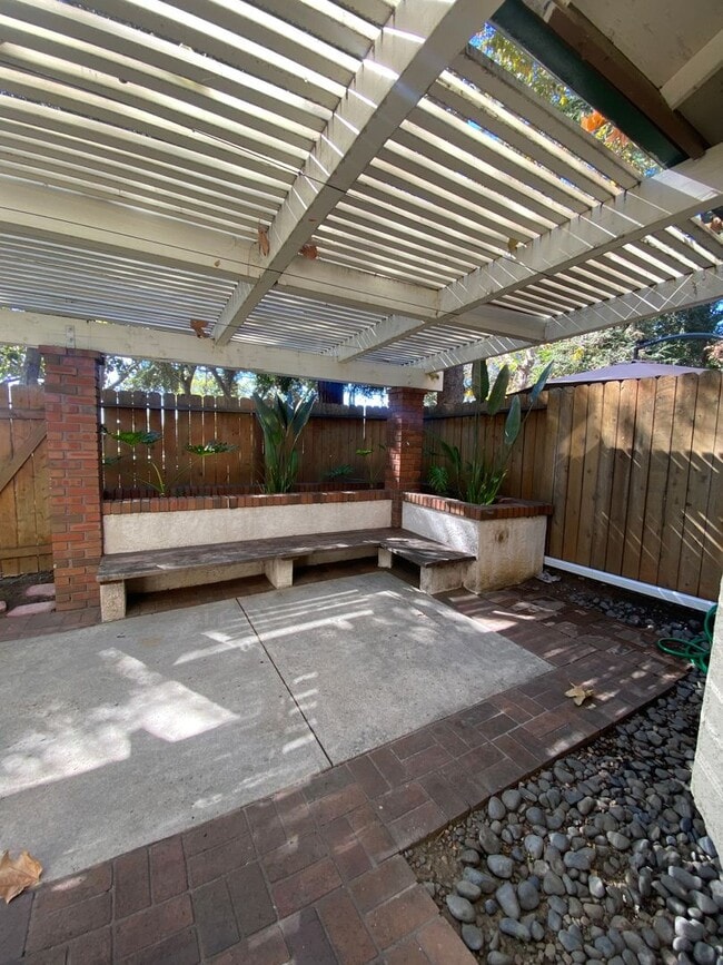 Building Photo - Alta Loma Woods Two Bed with Small Yard an...