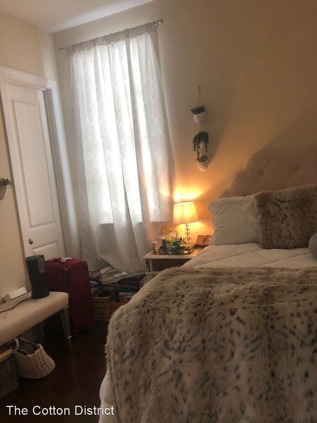 Building Photo - 515 University Dr