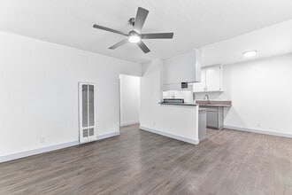 Building Photo - 210 E 29th St