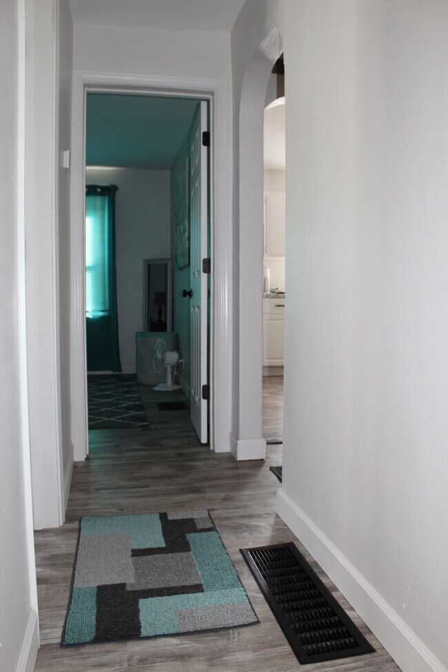 Pasillo - 1395 Ross Ave