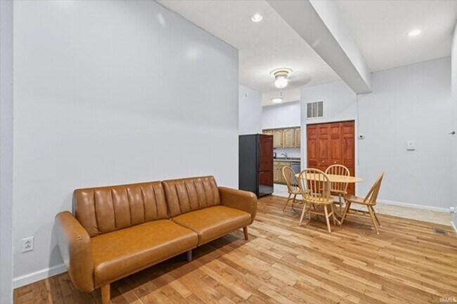 Building Photo - 2 bed, 2 bath Downtown Bloomington