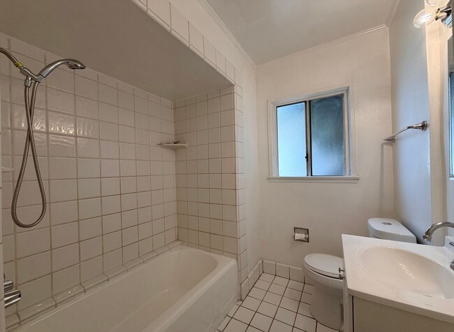 Building Photo - Beautiful and Spacious Upstairs 1bd 1 ba w/Balcony