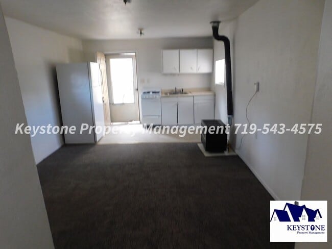 Building Photo - Small Dog Welcome! AC Unit Included! Studio Near Downtown $700/$700