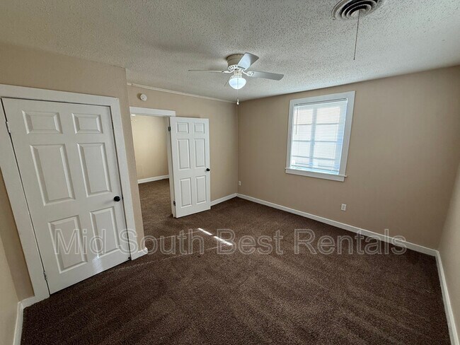 Building Photo - 1561 W Dianne Cir