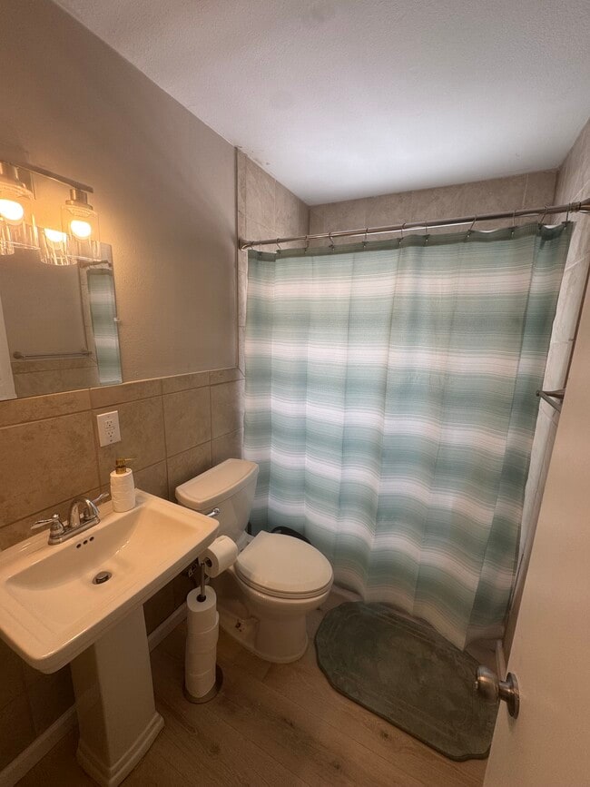 Hall bath - 349 Oxford St