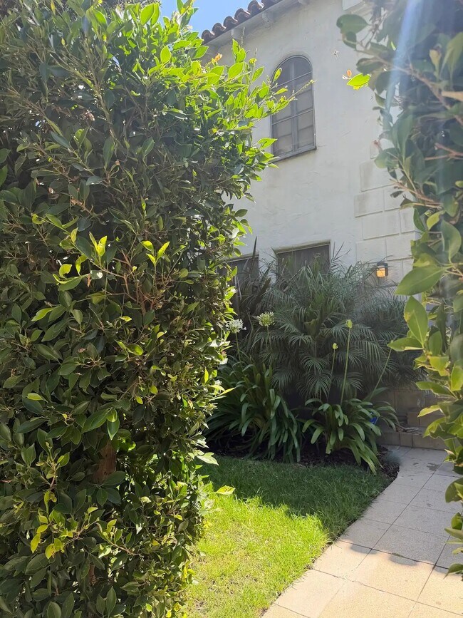 Foto del edificio - 238 N Clark Dr