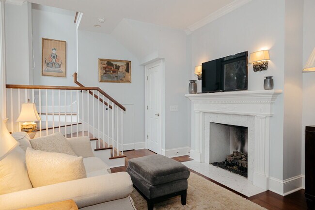 Foto del edificio - Spacious 1-Bedroom Fully Furnished Townhome in Historic Charleston!