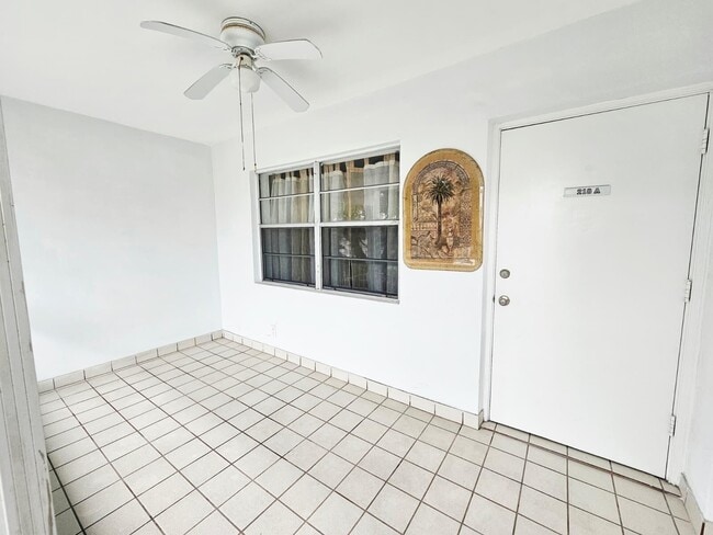 Building Photo - 501 Blue Heron Dr
