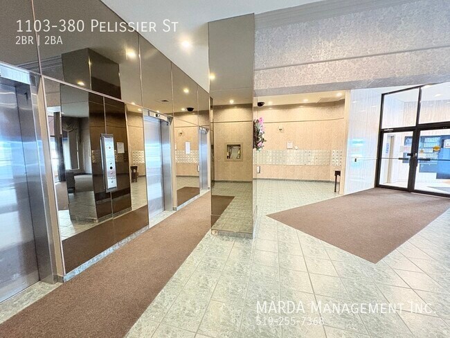 Photo du bâtiment - DOWNTOWN LUXURY LIVING - UPDATED 2 BED 2 B...