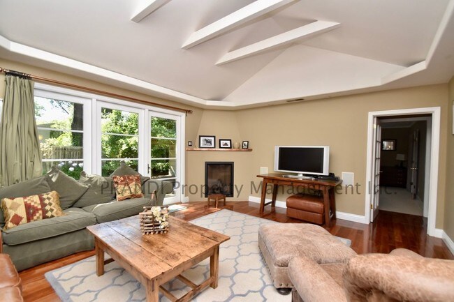 Building Photo - 520 San Geronimo Valley Dr