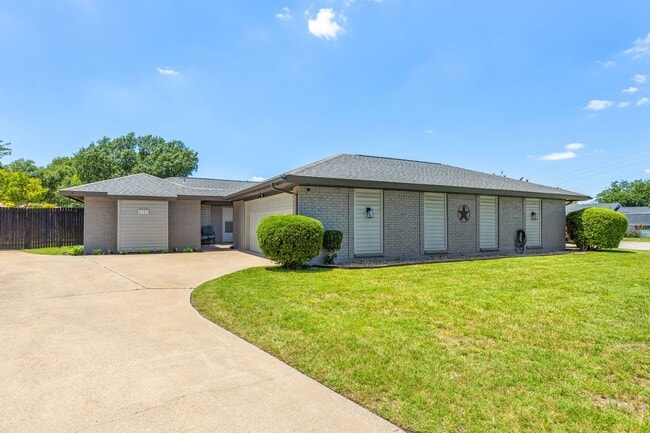Building Photo - READY FOR MOVE IN NOW!