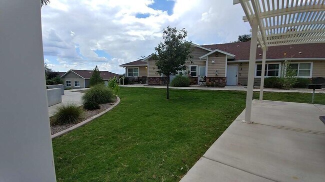 Foto del edificio - 1039 E Saguaro Dr