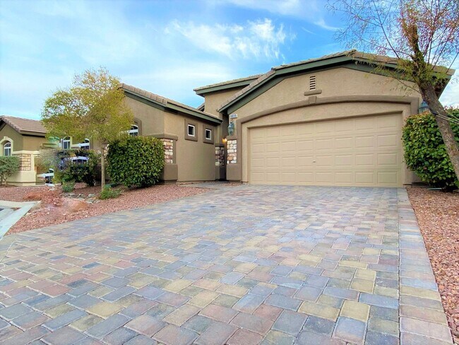 Building Photo - Vaulted Ceiling single-story home in a gat...