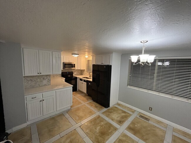 Foto del edificio - 4437 Driftwood Dr