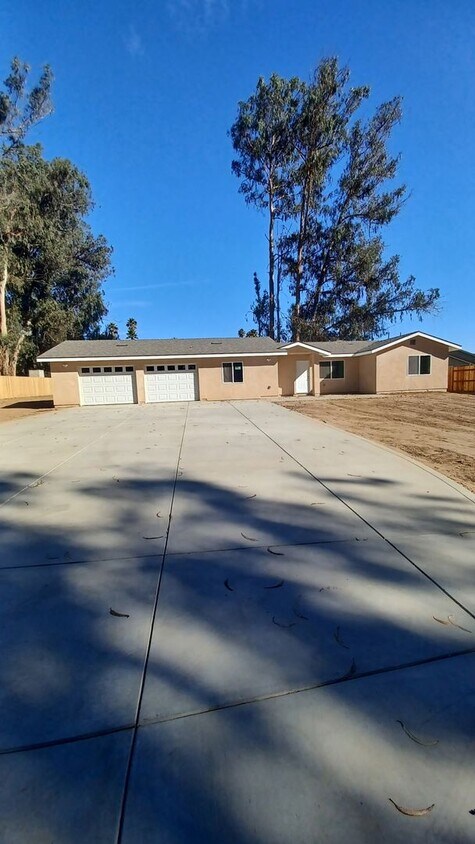 Foto principal - Modern 2 Bed/1 Bath Home, All Utilities Included!