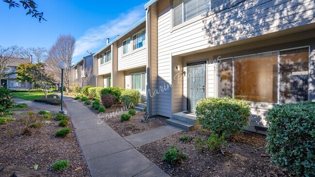 Foto del edificio - Lovely 3 Bedroom Townhouse ~ Water Included